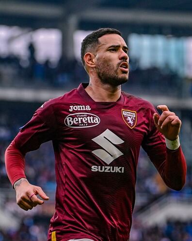 El delantero italiano del Torino Antonio Sanabria (R) celebra tras marcar un primer gol para su equipo durante el partido de fútbol de la Serie A italiana Torino vs Napoli en el Stadio Grande Torino de Turín el 7 de enero de 2024.