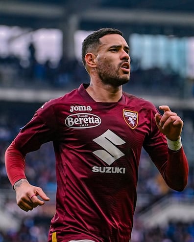 El delantero italiano del Torino Antonio Sanabria (R) celebra tras marcar un primer gol para su equipo durante el partido de fútbol de la Serie A italiana Torino vs Napoli en el Stadio Grande Torino de Turín el 7 de enero de 2024.