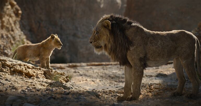 Simba (JD McCrary) y Scar (Chiwetel Ejiofor) en "El Rey León", que se estrena en cines de Paraguay este jueves.