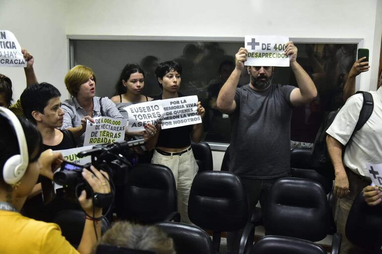 Los asistentes al juicio oral estallan de alegría al conocer la condena a Eusebio Torres Romero por torturador.