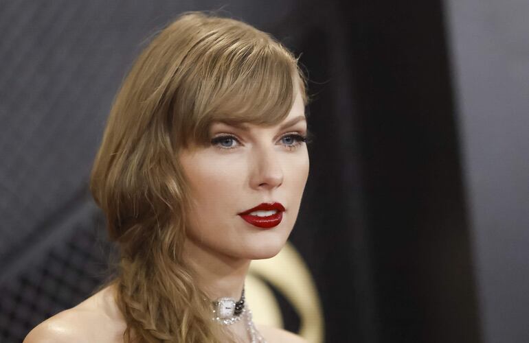 Taylor Swift el pasado domingo en la ceremonia de los Grammy. Hoy retomará su Eras Tour en Tokio, Japón.