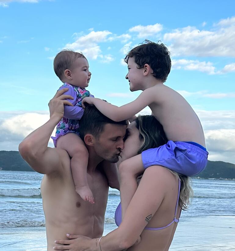 Walter Clar y Ceci Fernández con los frutos de su amor: Agos y Facu. (Instagram/Ceci Fernández)