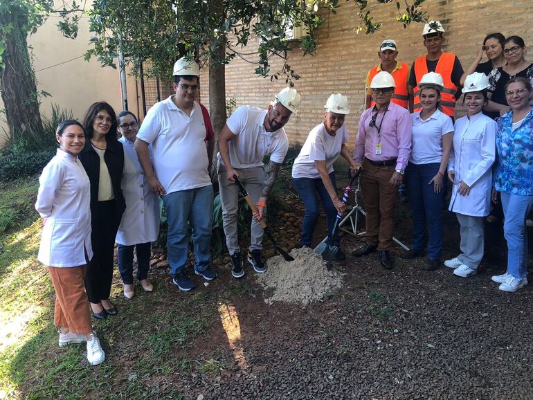 Este lunes se realizó la palada inicial de la construcción de la sala de espera de la Unidad Oncológica del Hospital Regional de Ciudad del Este.