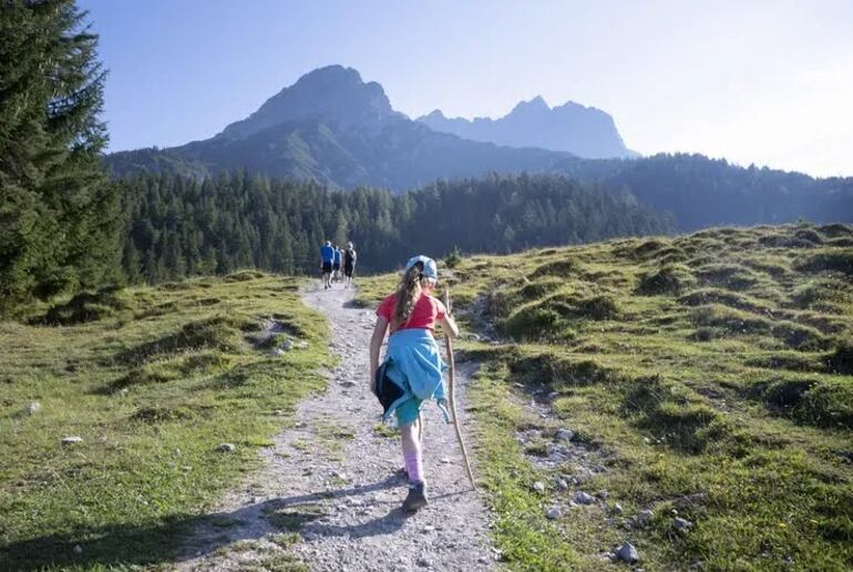 Los niños son los que más disfrutan de escalar los cerros de Tobatí