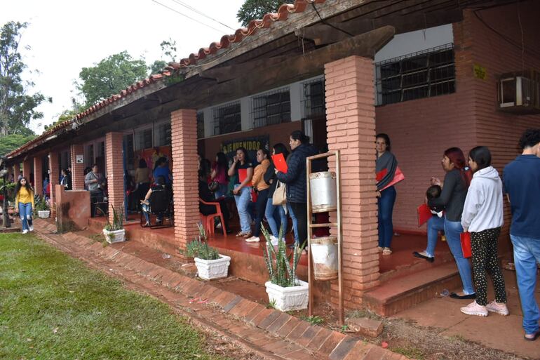 Desde anoche hasta las primeras horas de este miércoles se notó una gran aglomeración de personas en varias instituciones educativas de Pedro Juan Caballero.