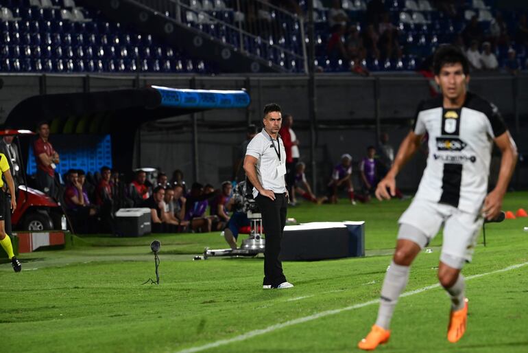 El paraguayo Iván Almeida, entrenador de Tacuary, durante el partido ante Estudiantes de La Plata por la fase de grupos de la Copa Sudamericana en el estadio Defensores del Chaco, en Asunción. 