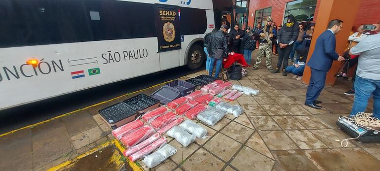 La droga estaba distribuida en tres maletas, que se encontraban en el interior de un bus con destino Sao Paulo.