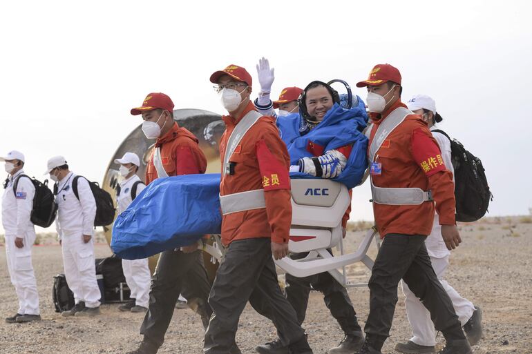 El astronauta Zhang Lu sale de la cápsula de retorno de la nave espacial tripulada Shenzhou-15 en el sitio de aterrizaje de Dongfeng, en la Región Autónoma de Mongolia Interior, en el norte de China.