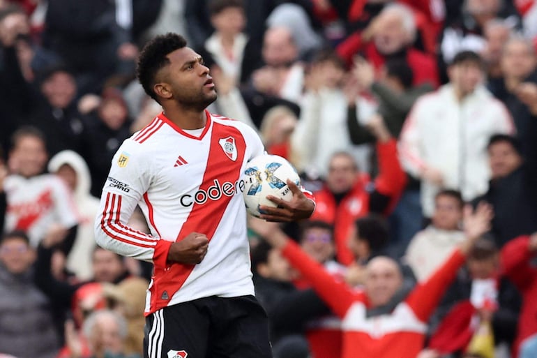 River Plate's Colombian forward Miguel Angel Borja celebrates after scoring a goal against Lanus during their Argentine Professional Football League Tournament 2024 'Cesar Luis Menotti' match at El Monumental stadium in Buenos Aires, on July 21, 2024. (Photo by ALEJANDRO PAGNI / AFP)