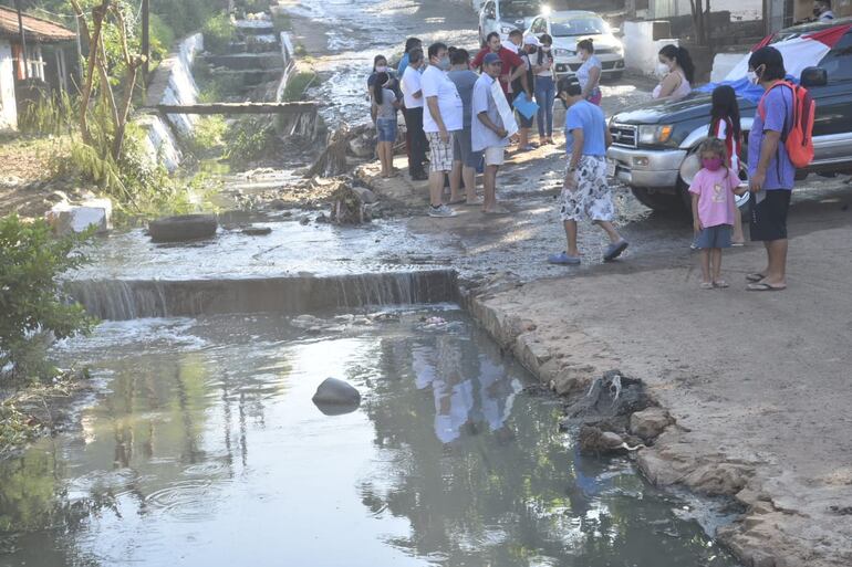 Canal abierto por donde circulan desechos cloacales