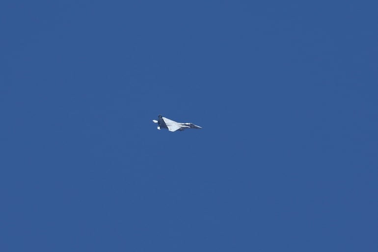 Un avión israelí de combate sobre el sur de Líbano, el martes.