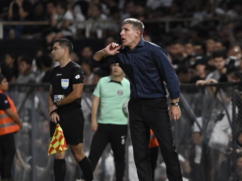 El argentino Martín Palermo, entrenador de Olimpia, en un partido frente a Sportivo Ameliano por la fecha 15 del torneo Apertura 2024 del fútbol paraguayo en el estadio Osvaldo Domínguez Dibb, en Asunción, Paraguay.