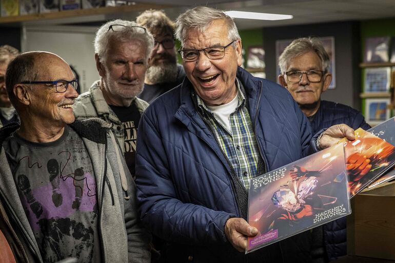 Varios fans se reunieron anoche en una tienda de los Países Bajos para celebrar el lanzamiento de "Hackney Diamonds".