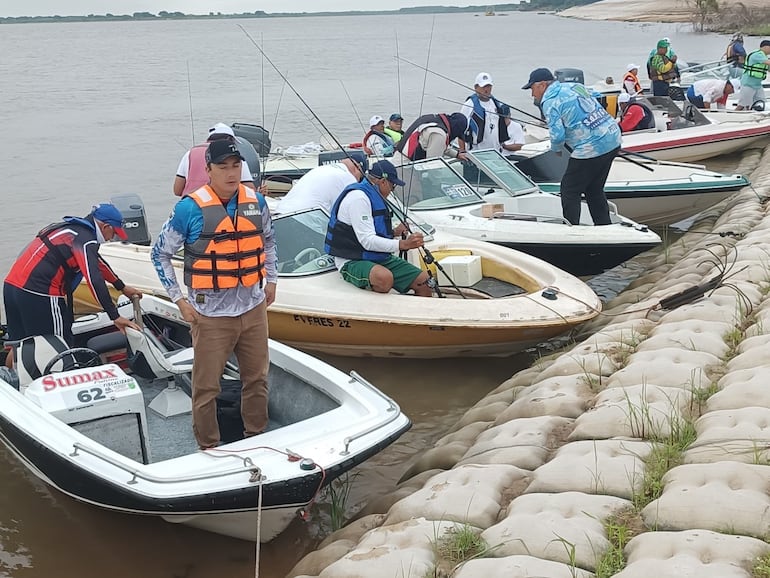 Foto de archivo de pescadores deportivos y comerciales en zonas de Misiones. No se permitirá esta actividad desde la próxima semana, debido al inicio de la veda.