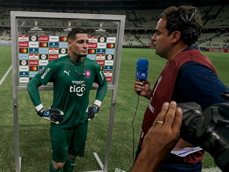 Jean Fernandes, arquero de Cerro Porteño, conversando con Paramount + después del partido contra Fortaleza en el Castelao por la ida de la Fase 3 de la Copa Libertadores.