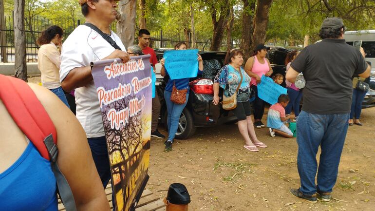 Un grupo de pescadores de Remanso se manifestó esta mañana frente a la sede del Ministerio del Ambiente y Desarrollo Sostenible (Mades).