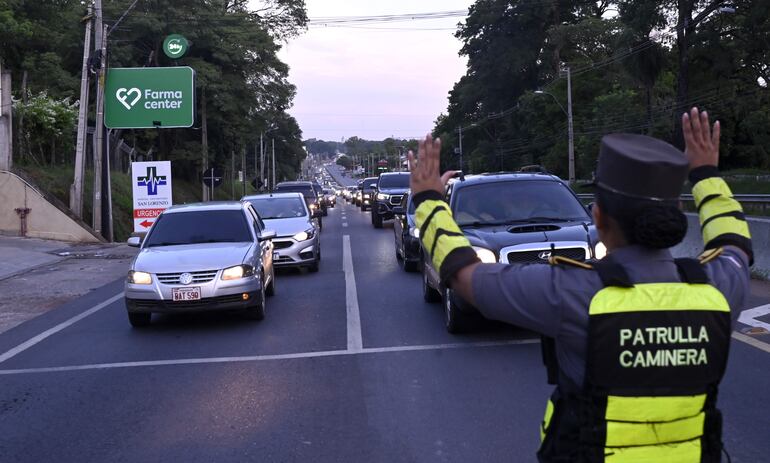 Llevar las luces encendidas es obligatorio en todas las rutas del país.
