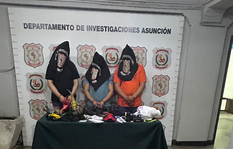 Estas tres personas fueron arrestadas con una gran cantidad de evidencias, como herramientas, prendas de vestir y tapabocas, que las incriminan como presuntos tortoleros.