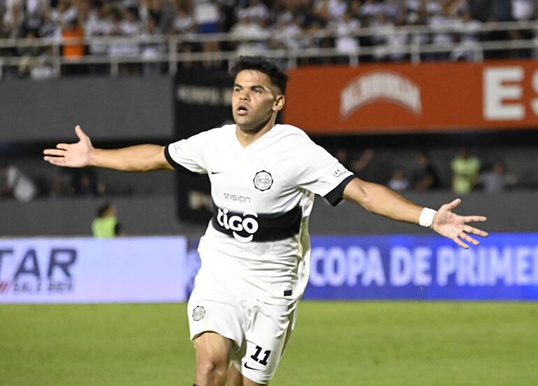 Rodney Redes, jugador de Olimpia, festeja un gol en el partido frente a Tacuary por la fecha 19 del torneo Clausura 2024 del fútbol paraguayo en el estadio Antonio Aranda, en Ciudad del Este, Paraguay.