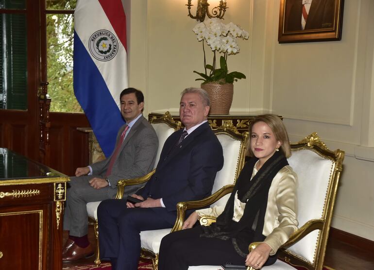 Emiliano Rolón junto a Silvio Ovelar (ANR, HC), titular del Senado y Lea Giménez, jefa del gabinete de Santiago Peña.