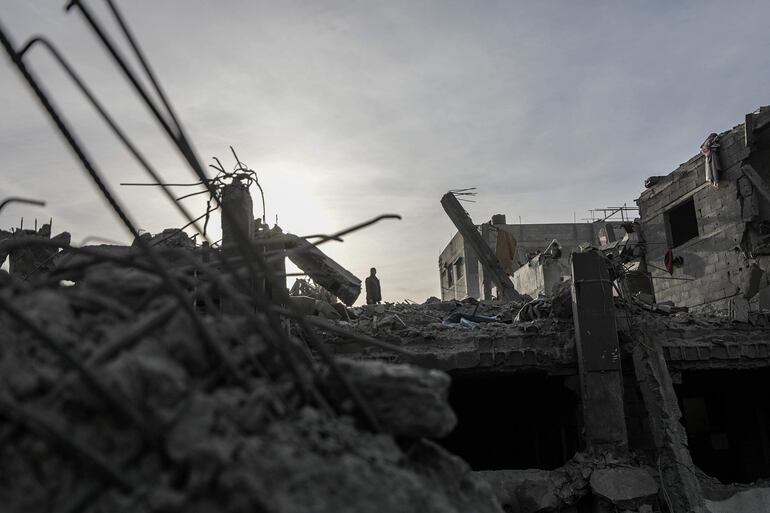 Una persona entre los escombros de edificios destruidos por bombardeos israelíes en la zona de refugiados de Nuseirat, en la zona centro de la Franja de Gaza.