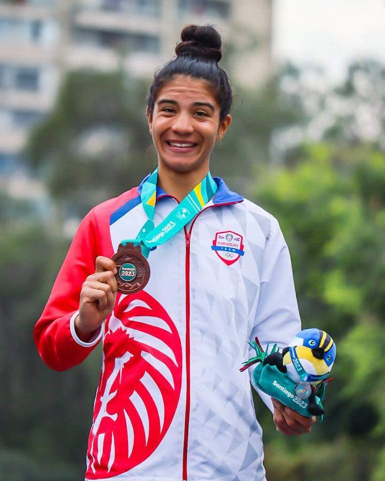 La ciclista paraguaya Agua Marina Espínola (27 años) con la medalla de bronce celebrando en el podio de Santiago 2023.