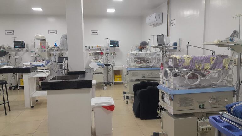 Sala de neonatal completamente ocupada en el hospital general de Villa Elisa.