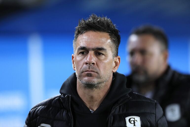 El entrenador de Tacuary Iván Almeida en un partido de la fase de grupos de la Copa Sudamericana entre Estudiantes y Tacuary en el estadio Jorge Luis Hirschi en La Plata (Argentina).