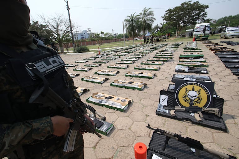 El Gobierno de Bolivia informó este sábado sobre una operación antidrogas que permitió el decomiso de cerca de dos centenares de armas de fuego en un depósito en el principal aeropuerto del país.