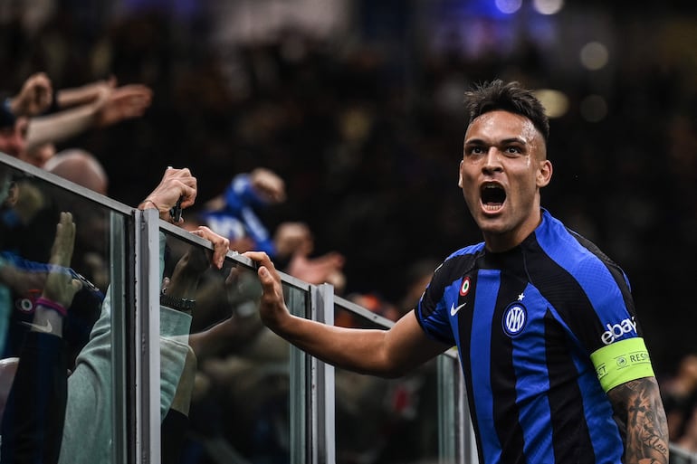 El argentino Lautaro Martínez, futbolista del Inter, celebra un gol en el partido ante el Milán por la Liga de Campeones 2022-2023 en el estadio San Siro, en Milán, Italia.