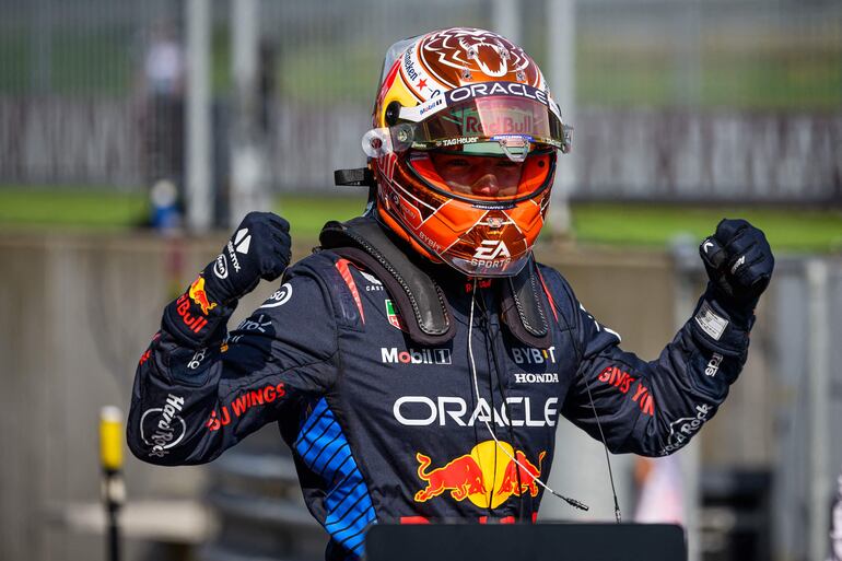 El neerlandés Max Verstappen, piloto de Red Bull Racing, celebra la victoria en la clasificación del Gran Premio de Austria en el Red Bull Ring, en Spielberg, Austria.