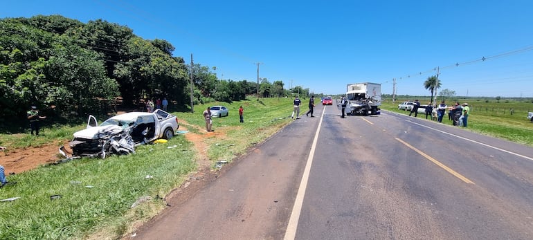 Así quedaron los dos vehículos involucrados en el grave accidente, sin víctimas fatales, en San Juan Bautista, Misiones, en el que una camioneta del MAG estuvo involucrada.