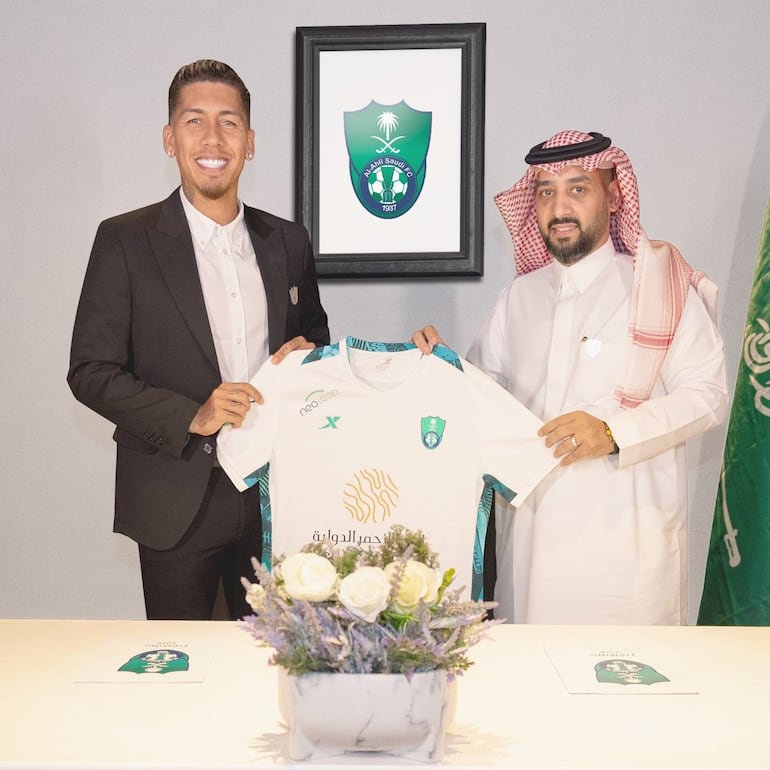 Roberto Firmino durante su presentación como nuevo jugador de  Al Ahli de la Liga de Arabia Saudí.