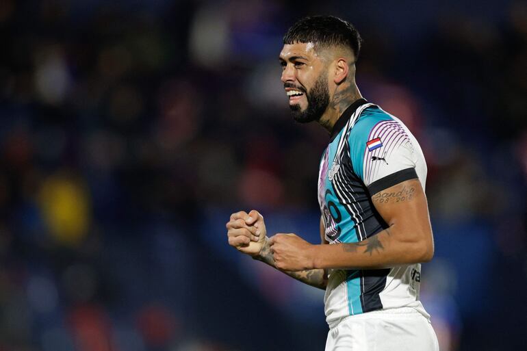 El argentino Alexander Barboza, defensor de Libertad, celebra el tanto que convirtió contra Tigre en la vuelta de los playoffs de la Copa Sudamericana en el Coliseo de Victoria, en Buenos Aires, Argentina.