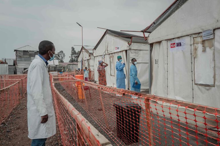 El personal sanitario camina en el centro de tratamiento Mpox