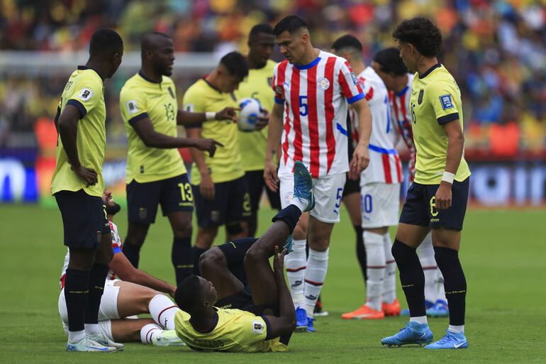 Fabián Balbuena (5), jugador de la selección de Paraguay, observa a Isidro Pitta en el partido frente a Ecuador por las Eliminatorias Sudamericanas 2026 en el estadio Rodrigo Paz Delgado, en Quito, Ecuador.