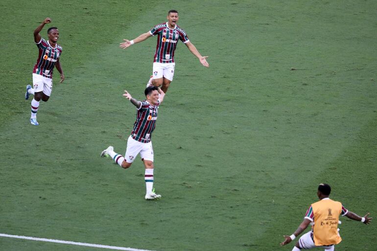 Germán Cano (c) de Fluminense celebra un gol hoy, en un partido de la final de la Copa Libertadores entre  Boca Juniors y Fluminense en el estadio de Maracaná, en Rio de Janeiro (Brasil). 
