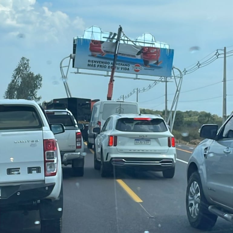 Vehículos se amontonan en la ruta Luque - San Bernardino ante la imposibilidad de avanzar.