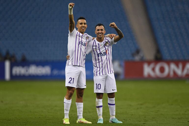 El delantero marroquí Soufiane Rahimi (i) celebra con el paraguayo Kaku Romero, quien asistió para el gol del futbolista africano.