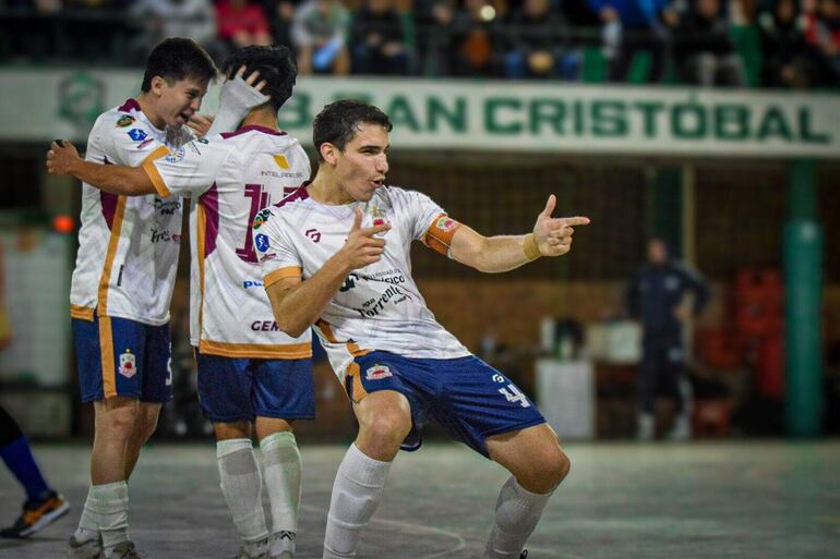 Rodrigo Bogado, capitán de Campoalto celebra su gol, contra San Cristóbal.