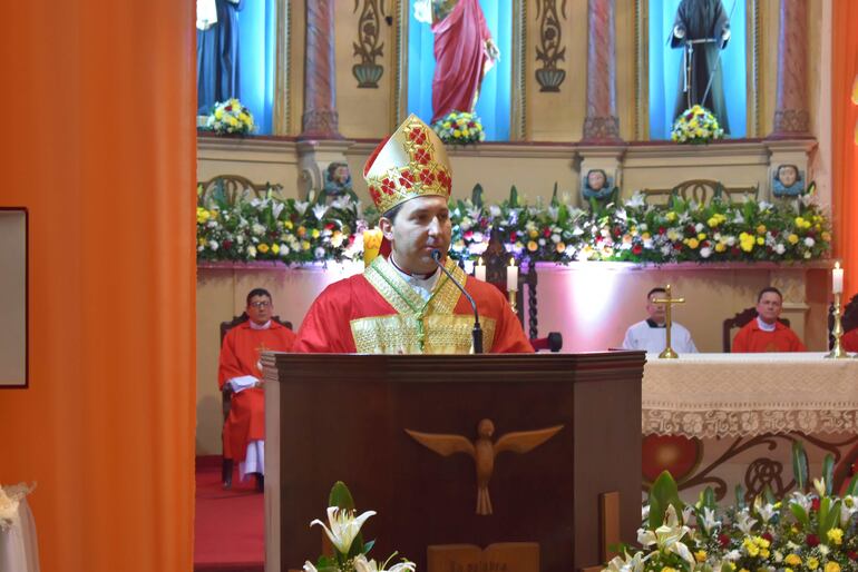 Mons. Vicenzo Turturro durante la misa central.