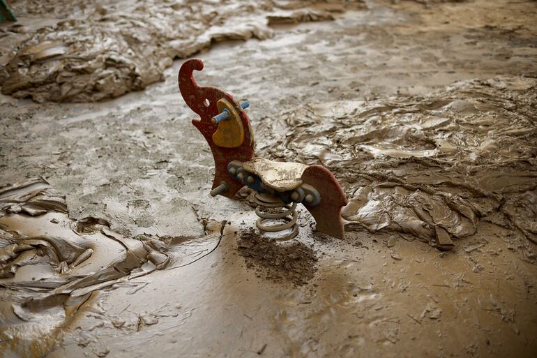 Estado que presenta un parque infantil dos semanas después del paso de la dana en Catarroja.
