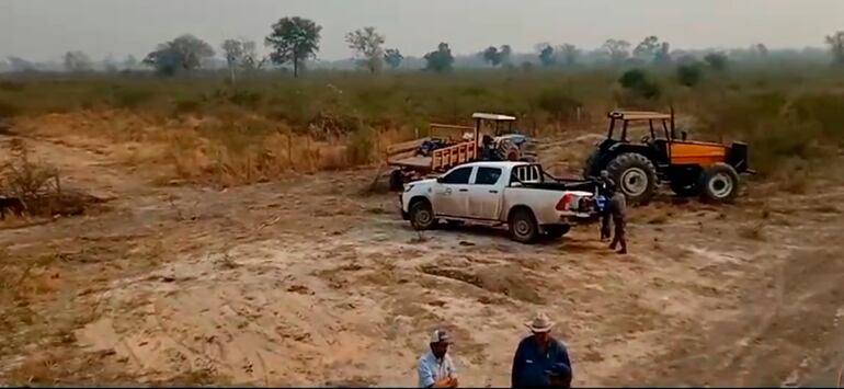 Estancieros se preparan para evitar la expansión de los incendios en el Chaco paraguayo.