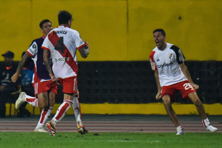 Los jugadores de River Plate celebran un gol en el partido de la fase de grupos de la Copa Libertadores 2024 contra el Deportivo Táchira en el estadio Polideportivo Pueblo Nuevo, en San Cristóbal, Venezuela.