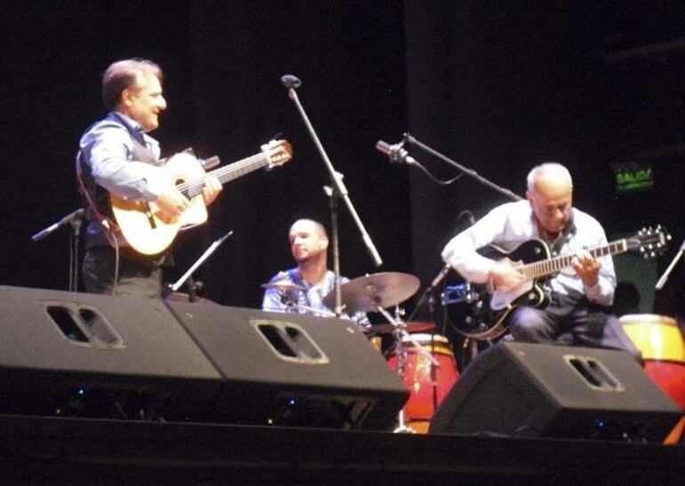 Kucky Rey (derecha) compartiendo el escenario con uno de sus destacados alumnos, el guitarrista Dani Cortaza.