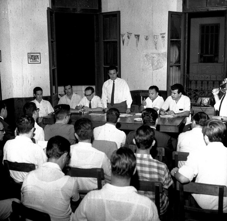 El Secretario General Federación de Trabajadores Bancarios del Paraguay, Dr. Víctor R. Sosa, abriendo la reunión sobre objeciones al proyecto de Ley de Impuesto a la Renta.