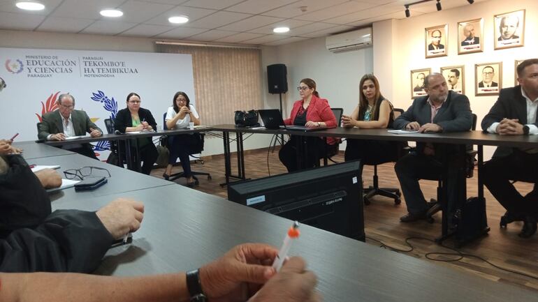 Técnicos del MEC se reunieron esta tarde con representantes de gremios docentes.