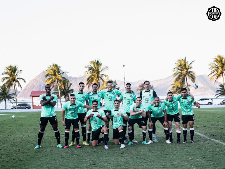 Parte de los integrantes del grupo de jugadores que viajaron a Río de Janeiro, los primeros días de este mes esperando el duelo contra Flamengo, al que luego se lo eliminó. (@elClubOlimpia)