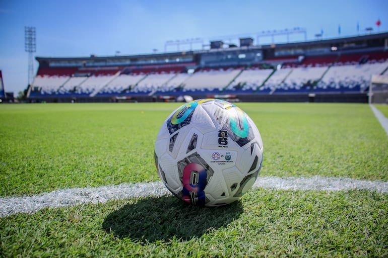 La pelota del partido de Paraguay vs. Argentina por las Eliminatorias Sudamericanas 2026.