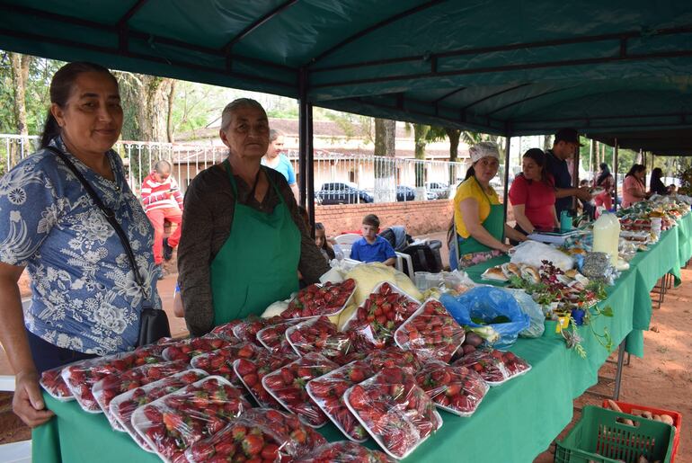 Los productores de diferentes organizaciones participaron de la expoferia que se desarrolló al costado de la iglesia parroquial de la Virgen del Rosario.